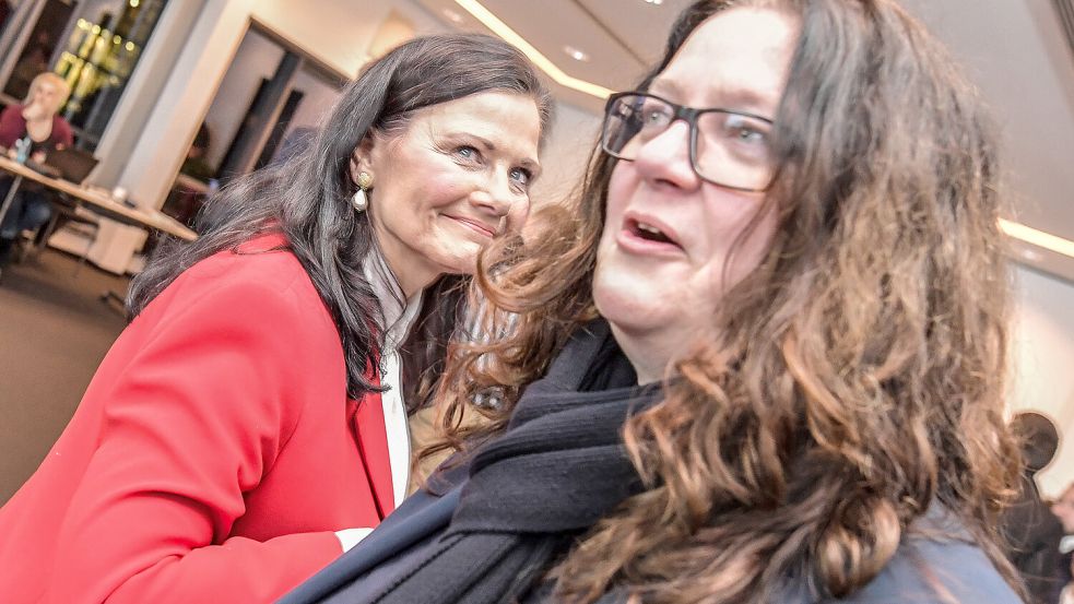 Gitta Connemann (CDU, links) gewann den Wahlkreis Unterems. Am Sonntagabend sah es so aus, als ob Anja Troff-Schaffarzyk (SPD) den Wiedereinzug verpassen wird. Foto: Ortgies