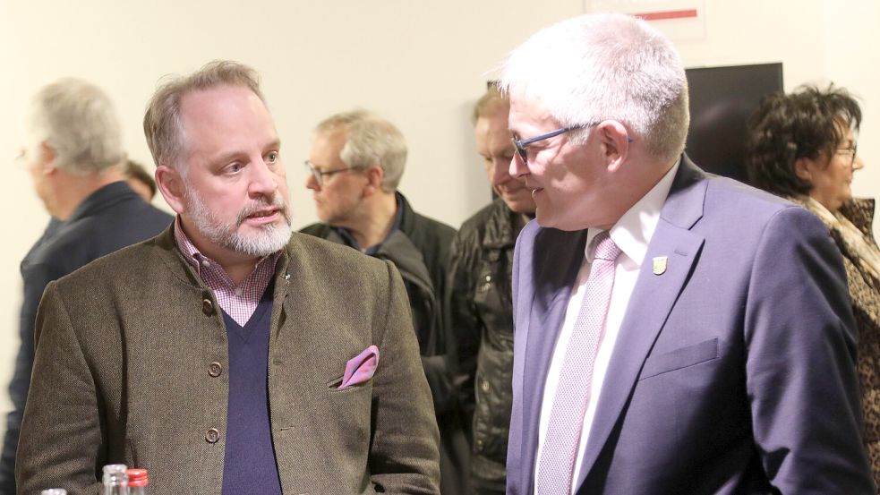 Dr. Joachim Kleen (links) am Wahlabend im Auricher Kreistag mit Landrat Olaf Meinen. Foto: Romuald Banik