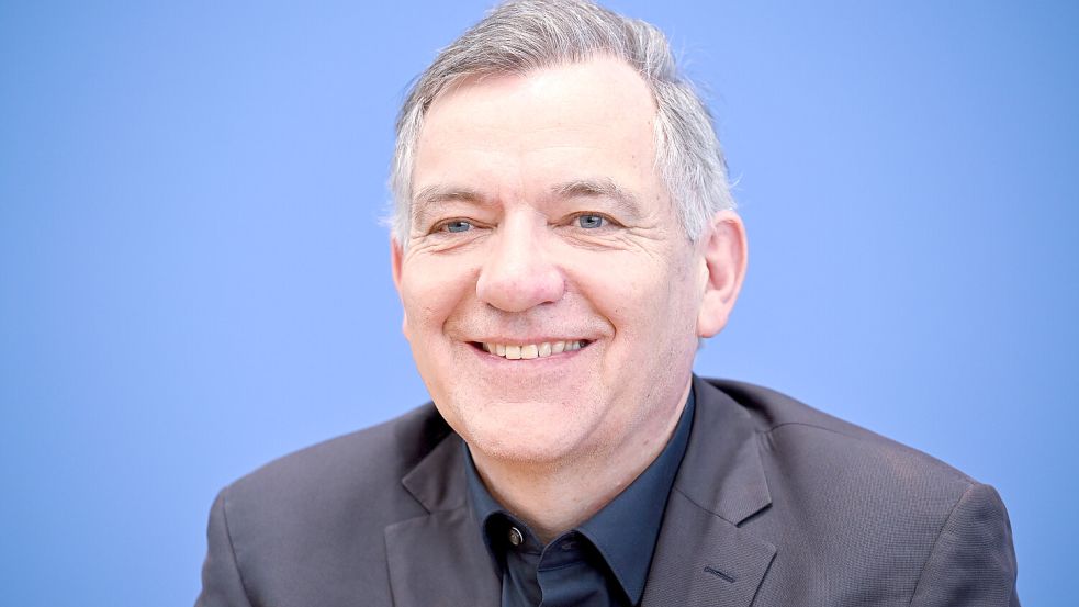 Hat gut lachen: Jan van Aken am Montag nach der Bundestagswahl. Foto: dpa