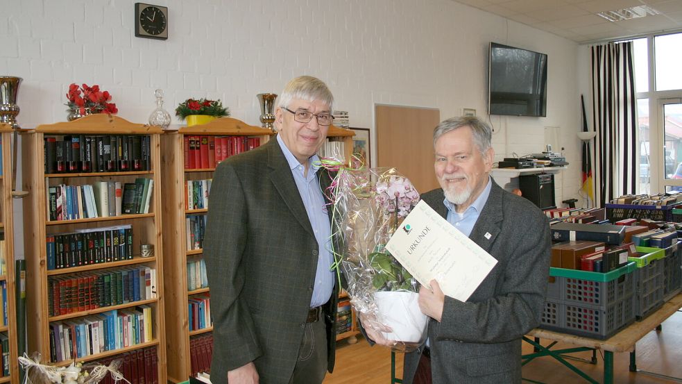 50 Jahre ist Adolf Torinus (rechts) dem Verein „Auphilia“ treu. Ulrich Rosin beglückwünschte ihn.