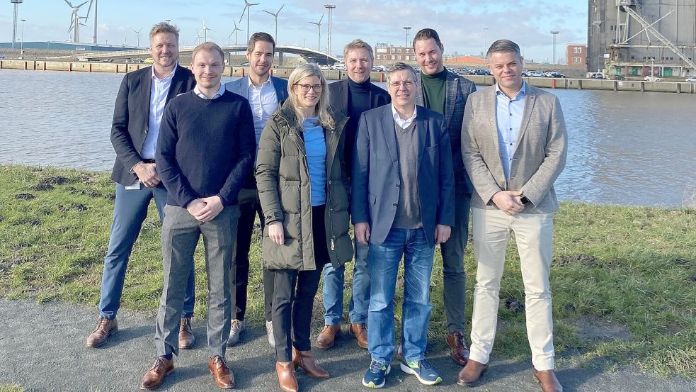 Vertreter der Emder Hafenförderungsgesellschaft und der Seaports of Niedersachsen GmbH auf Rundtour im Emder Außenhafen (von links): Manfred de Vries, Joans Vogelsänger, Jens Peters, Inke Onnen-Lübben, Aiko Hollander, Reinhard Hegewald, Timo Siebahn und Simon Menz. Foto: privat