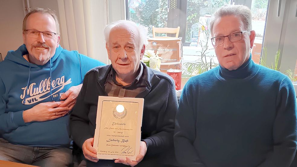 Ludwig Buß (Mitte) wurde vom Vorsitzenden Wilfried Timker (links) und dem zweiten Vositzenden Ludwig Buß für seine Treue geehrt.