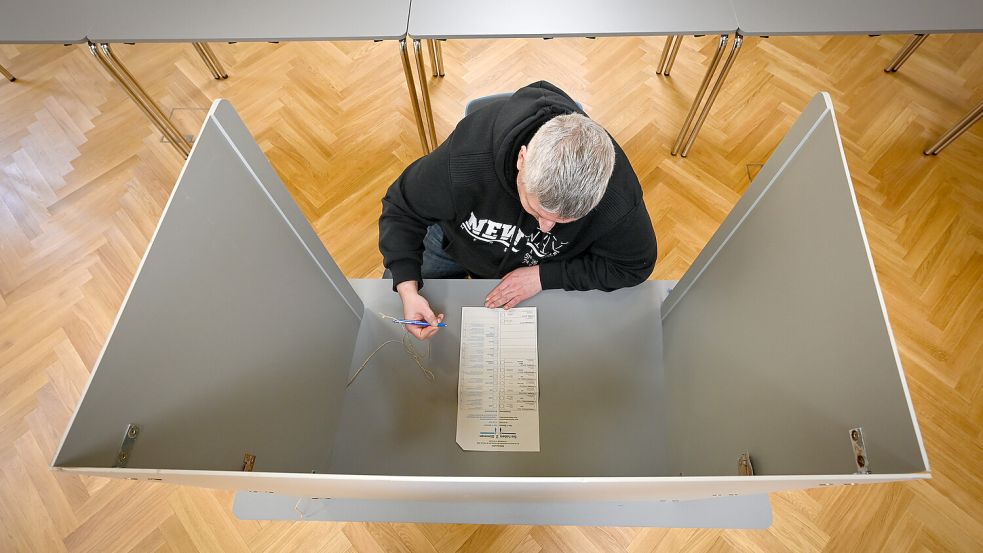 Ältere Bundesbürger machen die größte Wählergruppe aus - und tendieren zur politischen Mitte. Foto: dpa/Heiko Rebsch