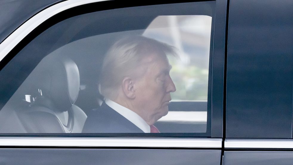 Ganz sicher kein E-Auto: US-Präsident Donald Trump in einer Limousine auf dem Weg zum Flughafen in Palm Beach. Foto: dpa/Ben Curtis/AP