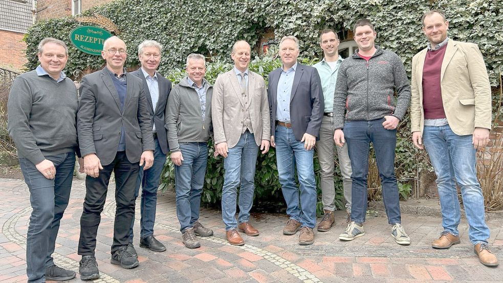 Sie bilden den Vorstand der Deich- und Sielacht Norderland (von links): Marcus Aukskel, Dirk Ackermann, Eimo Steffens, Heinrich Balssen, Rainer Mellies, Udo Hattermann, Holger Jabben, Falk Tuitjer und Christoph Martens. Foto: privat