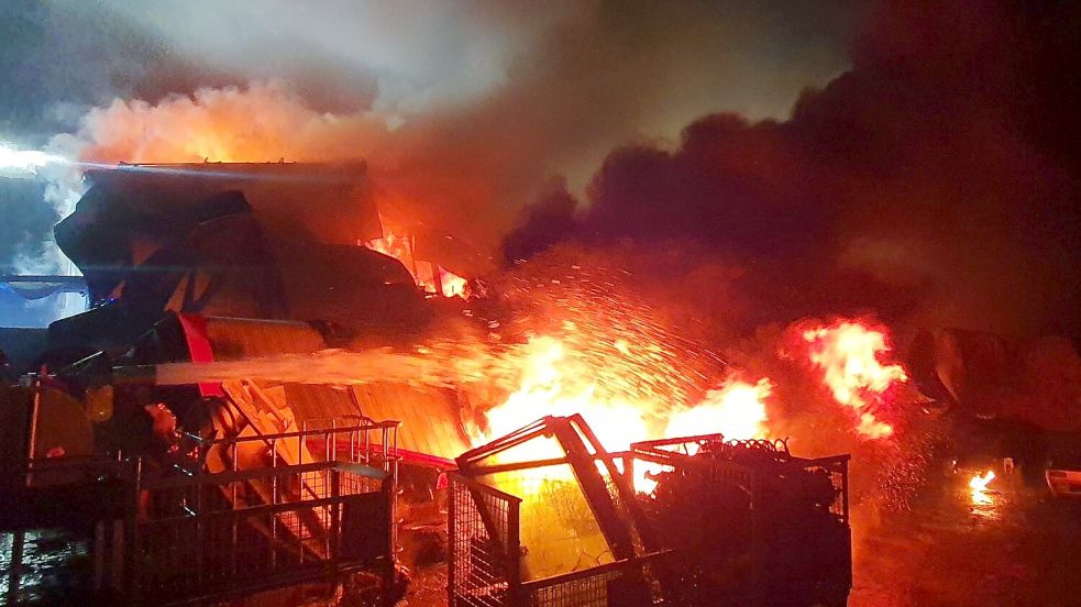 Die Feuerwehr kämpfte gegen die Flammen. Foto: Feuerwehr Wittmund