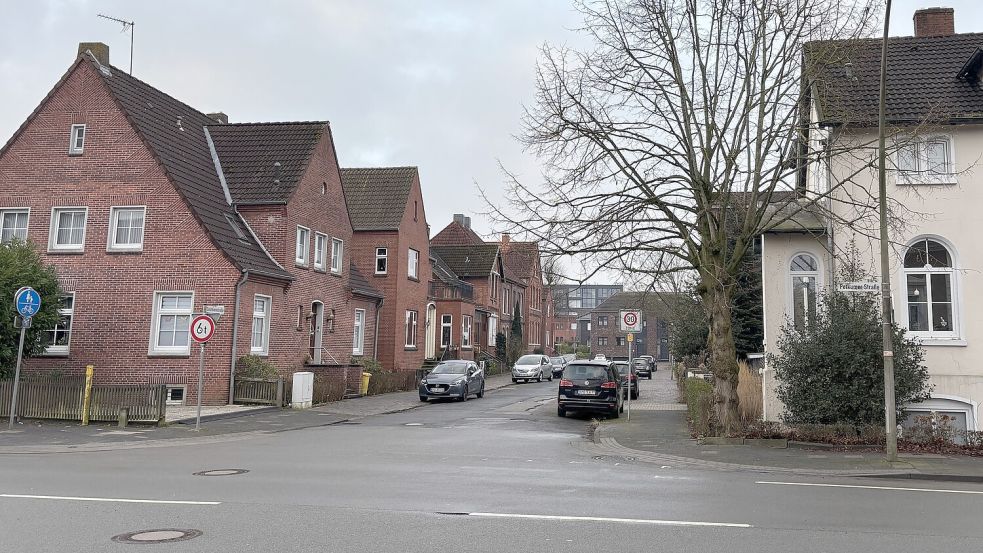 Schmale Straße, beidseitig parkende Autos auf Gehwegen, das wird bald anders: die Courbièrestraße wird saniert und zur Einbahnstraße. Foto: Schuurman
