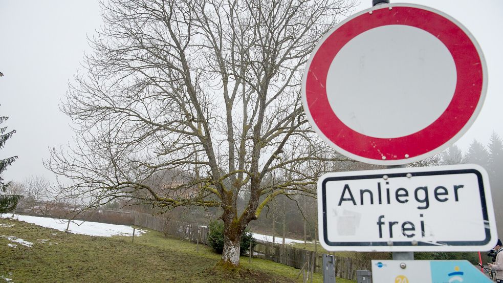 Ein solches Schild steht vor der kleinen Brücke in der Hinteraner Brückstraße. Symbolbild: dpa