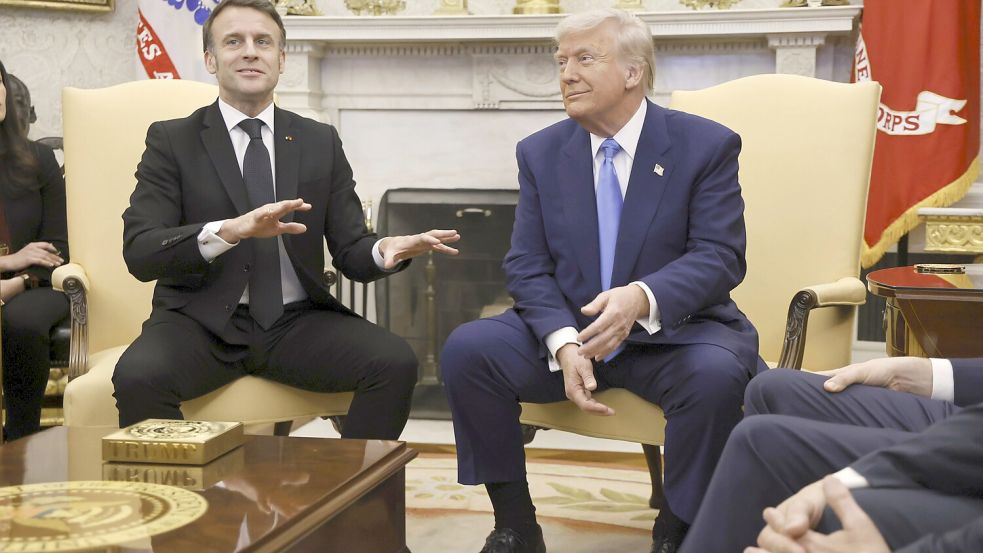 Emmanuel Macron korrigiert Donald Trump bei einer Fragerunde von Journalisten im Weißen Haus mit einer Armbewegung. Foto: dpa/Ludovic Marin