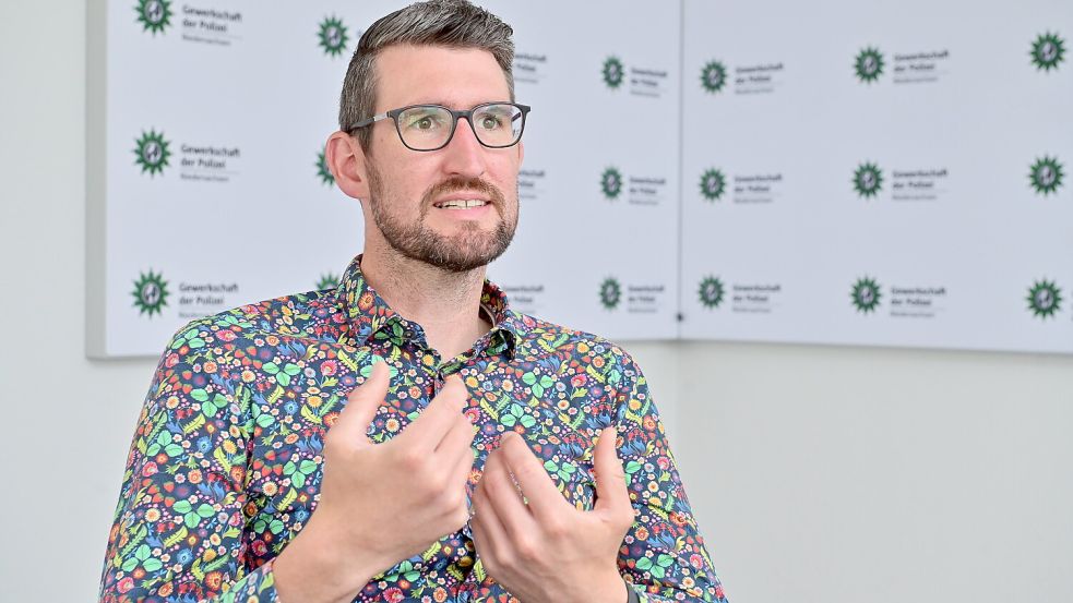 Kevin Komolka ist seit 2022 Landesvorsitzender der Gewerkschaft der Polizei (GdP) in Niedersachsen. Foto: IMAGO/Henning Scheffen