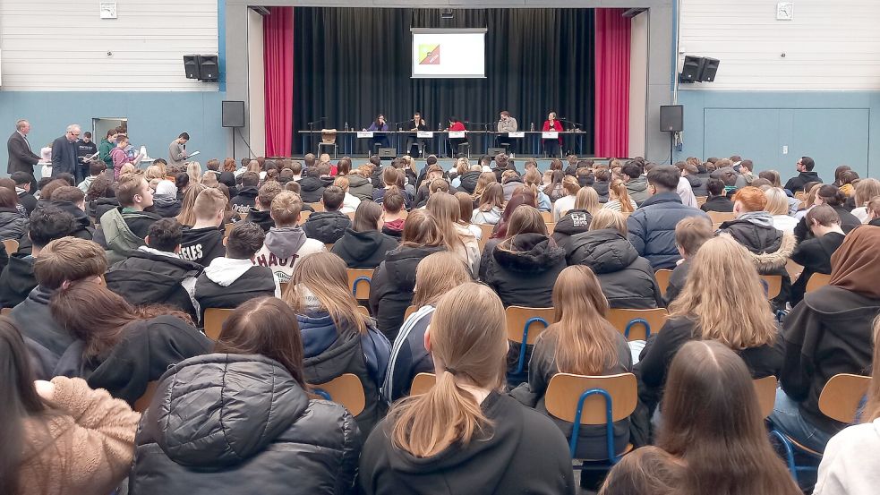Vor der Juniorwahl fand an der Schule am Osterfehn eine Podiumsdiskussion mit den Direktkandidaten für den Wahlkreis Unterems statt. Archivfoto: Scherzer