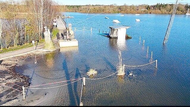 Die Aufnahme von oben zeigt es: Ein großer Teil der Wakeboard-Anlage am Badesee in Tannenhausen steht immer noch unter Wasser. Foto: North-Bound