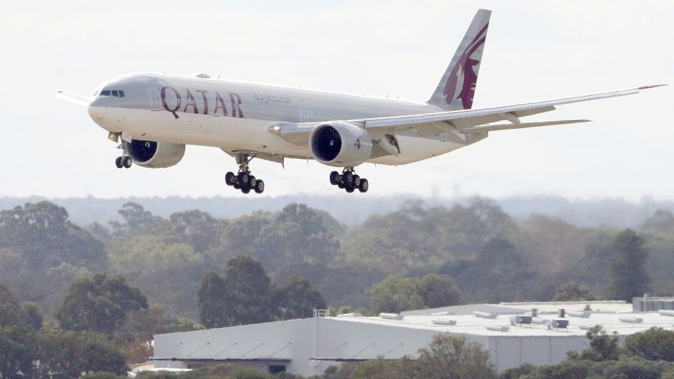 Auf einem Langstreckenflug von Qatar Airways musste ein Australier stundenlang neben einer verstorbenen Person sitzen. Foto: dpa/AAP/Richard Wainright