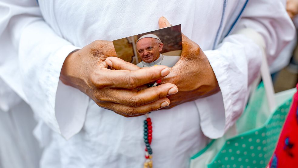 Papst Franziskus liegt im Krankenhaus: Das Erzbistum Buenos Aires, Heimatstadt des Papstes, organisierte eine Messe, um für seine Gesundheit zu beten. Foto: dpa/Cristina Sille