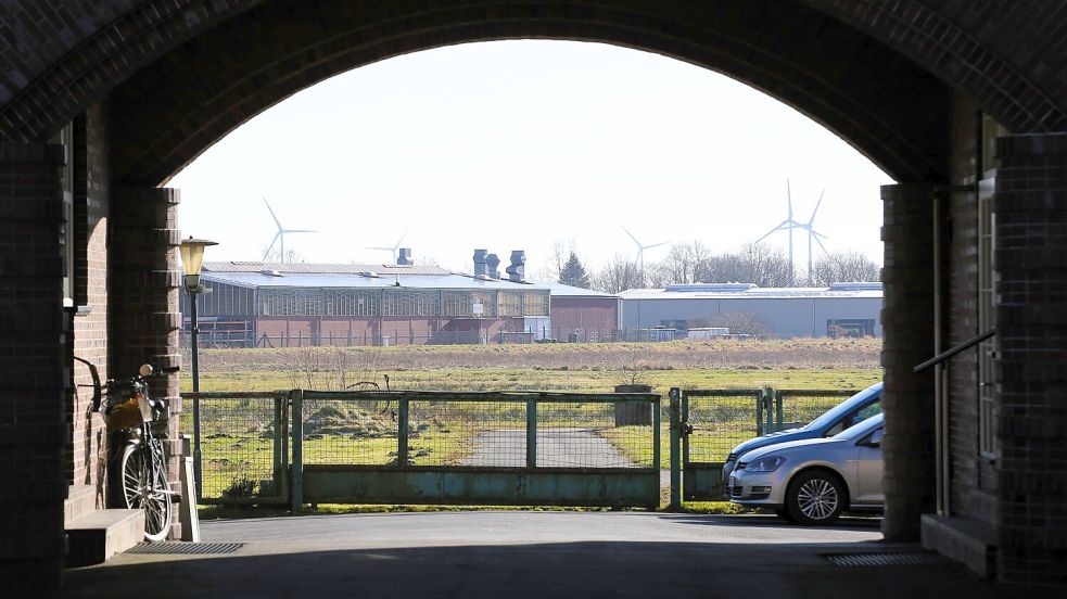 Hinter dieser Durchfahrt im 1936 errichteten Torhaus soll bald ein neuer Stadtteil entstehen. Foto: Böning