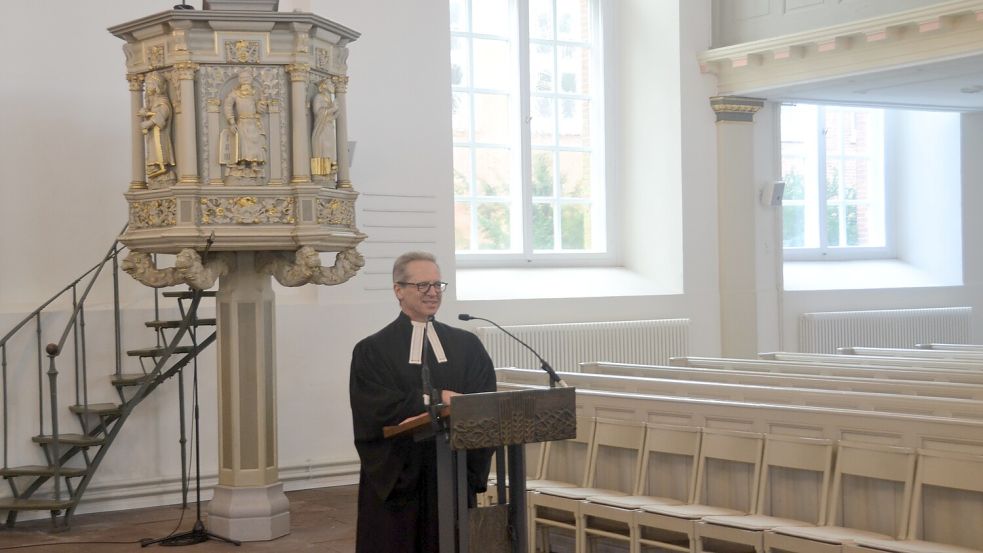 Dieses Foto entstand 2020 in Corona-Zeiten, als Superintendent Tido Janssen vor leeren Bänken für einen Radio-Gottesdienst predigte. Foto: Aiko Recke