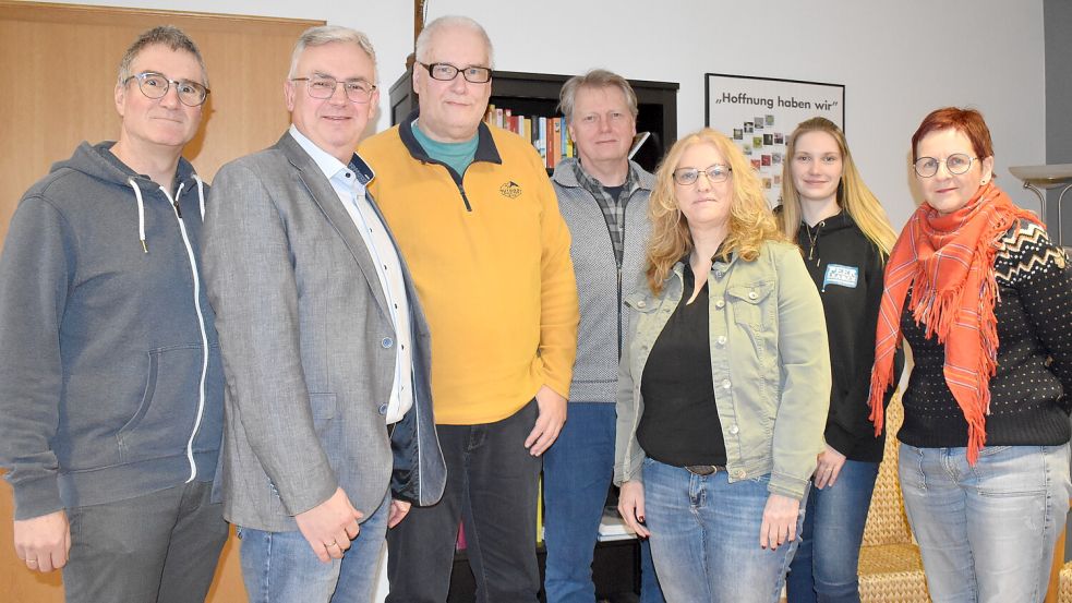 Am Jahresprojekt sind unter anderem beteiligt (von links): Pastor Frerich Dreesch-Rosendahl, Helmut Hartema (Diakonisches Werk), Projektkoordinator Detlef M. Plaisier, Teo Groeneveld (Theater-AG am Rhauderfehner Gymasium), Claudia Kuhlmann (Geschäftsführerin von Flugkraft), Katja Peper (Peer-Leader) und Christine Weisheit (Clubmeisterin Rotary-Club Overledingen-Rhauderfehn ). Foto: Zein