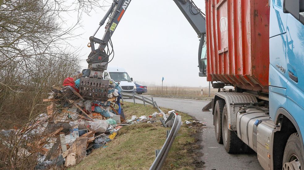 Im Holtmeedeweg wurde die Ladung geborgen und in einen neuen Container geladen. Foto: Romuald Banik
