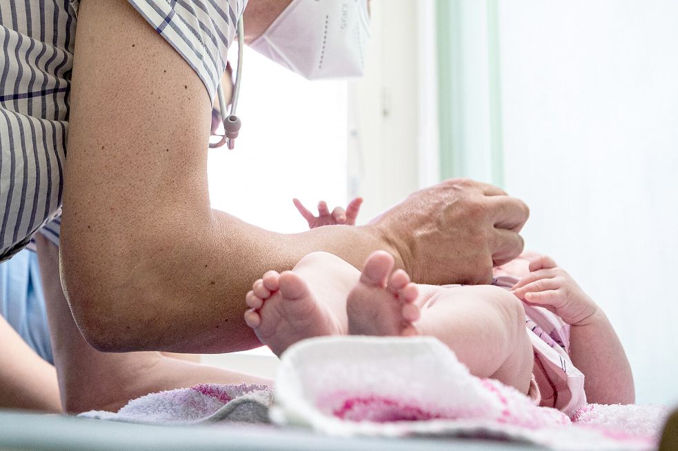 Ein Säugling wird von einer Kinderärztin gegen RSV geimpft. Foto: DPA