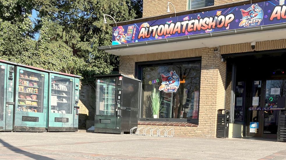 Da sonntags nicht mehr durchgehend geöffnet sein kann, hat der Betreiber einige Automaten draußen aufgestellt. Foto: Kierstein