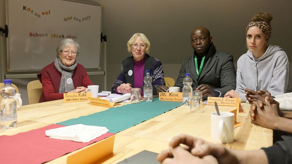 Sehen mindestens Willkür, wenn nicht sogar Rassismus im Verhalten des Landkreises Leer: Monika Kuhl (von links), Mechtilde Schratz (beide „Omas gegen rechts“), Ali Kone und Annabel Kone (beide Verein „Afrikanische Diaspora). Foto: Hock
