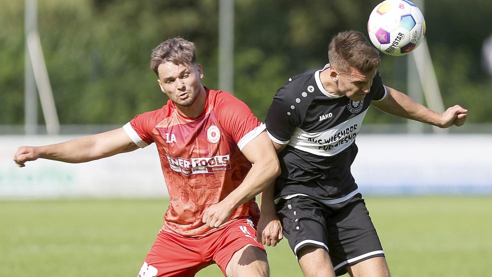 Die Lokalrivalen SV Großefehn (links Tom Böhling) und Germania Wiesmoor (rechts Jannik Eschen) sind auch in dieser Saison wieder sehr fair unterwegs. Foto: Doden, Emden