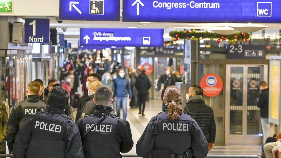 Einsatzkräfte der Bundespolizei überwachen die Einhaltung der Verfügung am Bremer Bahnhof. Foto: Karsten Klama / dpa