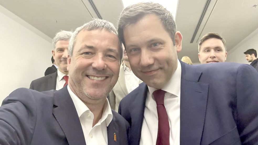 Johann Saathoff (links) posierte am Mittwoch mit dem frisch gewählten neuen SPD-Bundestagsfraktionschef Lars Klingbeil. Foto: privat