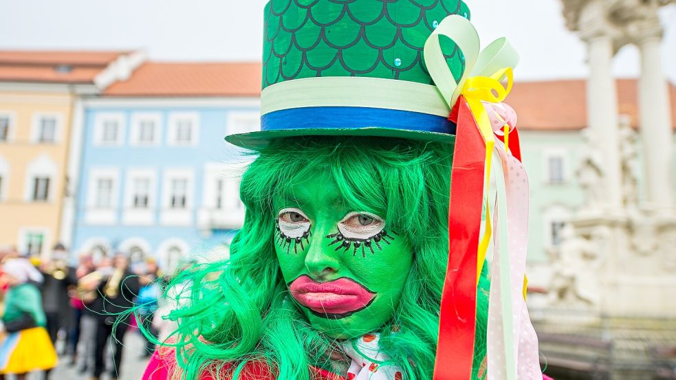 Mehr als die Hälfte aller Deutschen feiern laut Statistiken Karneval. Dabei sind Kostüme und geschminkte Gesichter für die meisten ein Muss. Foto: picture alliance/dpa/CTK | Uhlíø Patrik