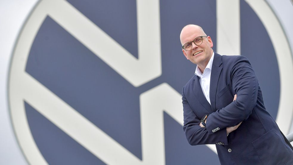 Ganz oben bei VW Emden angekommen: der neue Werksleiter Enno Fehse auf dem Dach des Verwaltungsgebäudes. Foto: Ortgies