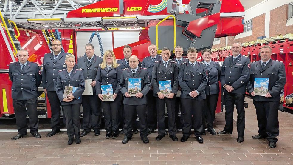 Das Foto zeigt die Feuerwehrführung mit ernannten, beförderten und geehrten Kameradinnen und Kameraden (von links): stellvertretender Kreisbrandmeister Marco Schmidt, Martin Braun, Dorin Migenda, Carsten Harms, Silke Eckhoff, Joschua Zimmer, René Mechler, Matthias Schmidt, Dejan Fridau, Joschka Bujny, Tom Schmidt, Lena Schröder, Stadtbrandmeister Jan Doosje und Ortsbrandmeister Florian Schmidt. Foto: privat