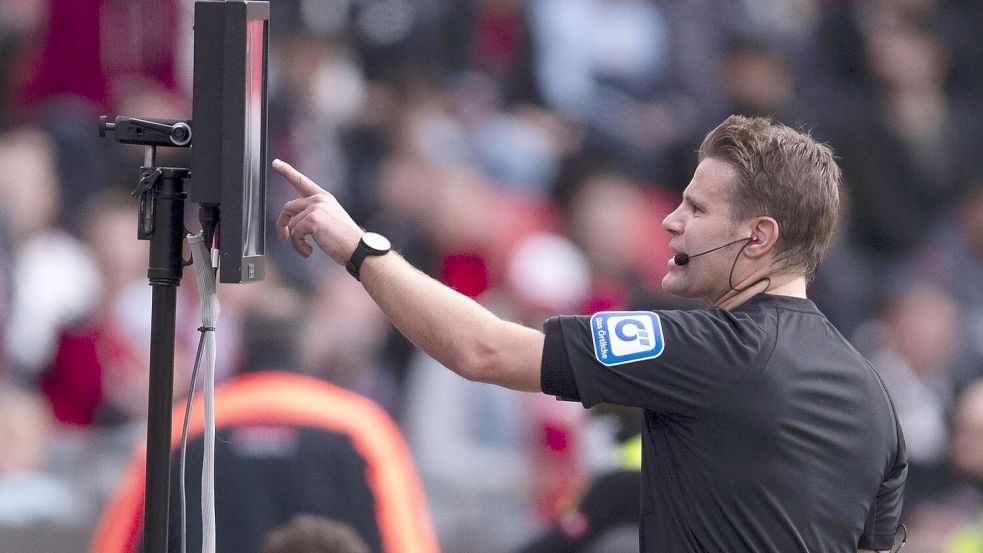 Spricht wohl bald auch mit dem Stadionpublikum: Schiedsrichter Felix Zwayer Foto: Marius Becker