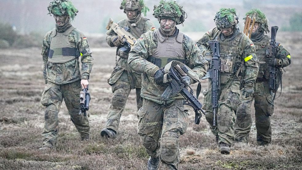 Bundeswehrsoldaten bei einer Übung: Bei der Ausrüstung der Truppe gibt es nach wie vor viel Verbesserungsbedarf. Foto: dpa/Kay Nietfeld