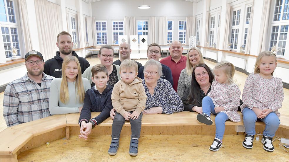 Der Bürgerverein Port Arthur-Transvaal wächst stetig, auch weil mit einem Schlag ganze Familien frisch eintreten. Bislang war nur Wilhelmine Bloempott (vorne, Mitte) Mitglied, seit Kurzem sind ihre Enkel und Urenkel auch eingetreten. Das freut den Vorsitzenden Oliver van Grieken (links). Foto: Ortgies