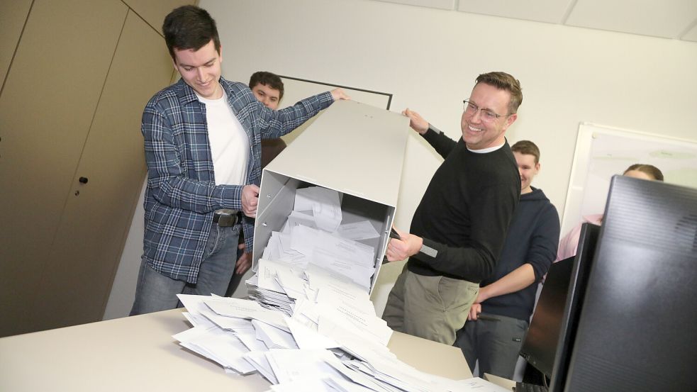 Am Sonntag wurden im Auricher Kreishaus um 18 Uhr die Wahlurnen der Briefwähler geleert. Viele Stimmzettel aus dem Ausland fehlten jedoch. Foto: Romuald Banik