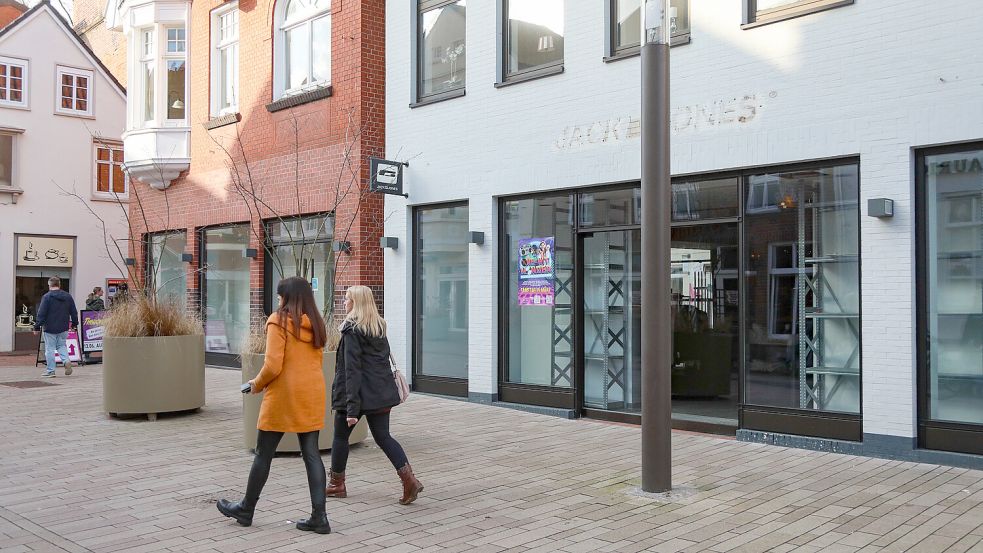 Zwei Stores in einem großen Ladenlokal: Jack and Jones und Vero Moda haben ihre Niederlassung in Aurich aufgegeben und den Laden geräumt. Foto: Romuald Banik