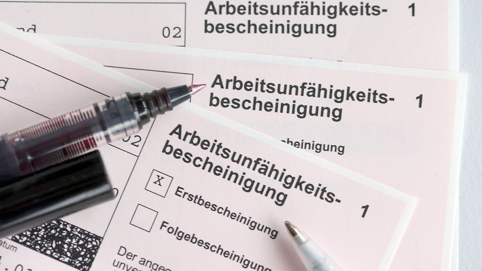 Wenn Arbeitnehmer über einen längeren Zeitraum krank sind, braucht es eine Arbeitsunfähigkeitsbescheinigung vom Arzt. Foto: dpa/Jens Büttner