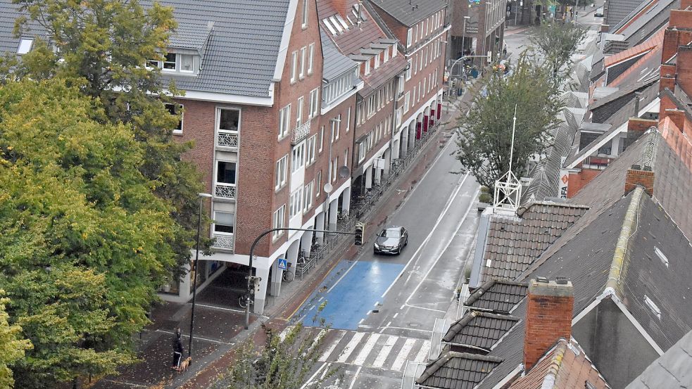 Blick auf die Neutorstraße: Sie soll zum verkehrsberuhigten Geschäftsbereich umgebaut werden. Foto: Hanssen/Archiv
