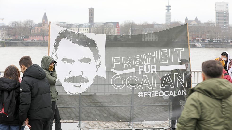 Abdullah Öcalan ist der Mitbegründer der Arbeiterpartei Kurdistans (PKK), die für den bewaffneten Kampf um kurdische Autonomie in der Türkei bekannt ist. Dort sitzt er in lebenslanger Haft. Foto: dpa/Sascha Thelen