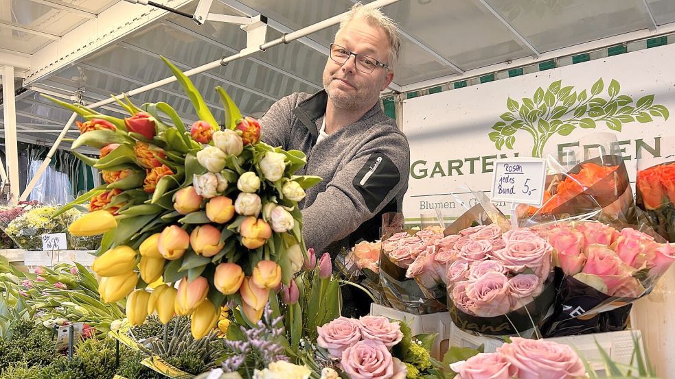 Jochen Jakobs aus Holtrop steuert jeden Dienstag und Samstag den Emder Wochenmarkt mit seinem Stand „Garten Eden“ an. Foto: Tomé
