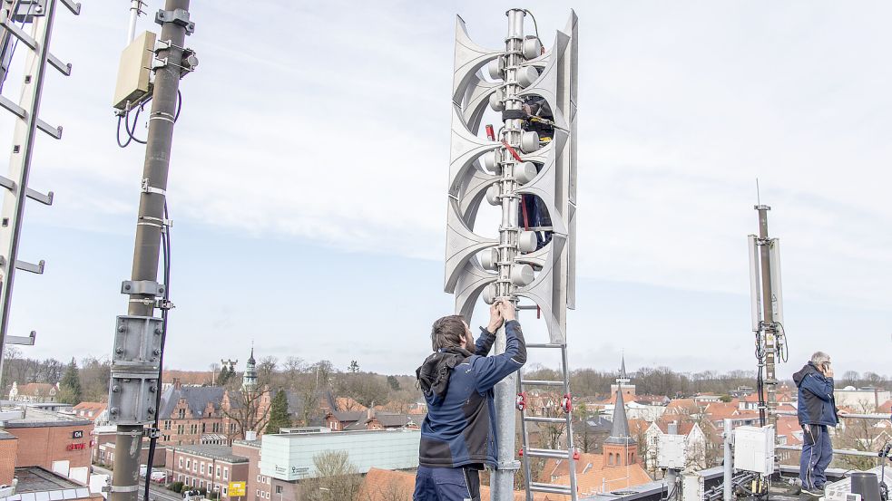 Die erste von 140 neuen Sirenen wurde jetzt auf dem Auricher Kreishaus montiert.Foto: Landkreis Aurich