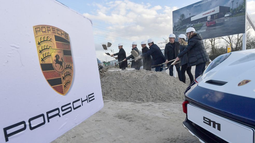 Jörg Cheung (Porsche Deutschland, von links), Bürgermeister Claus-Peter Horst, Karsten Sohns (Porsche Deutschland), Richard Bruls (Porsche-Zentrum Oldenburg), Oliver Deters (Bremer Fahrzeughaus Schmidt + Koch AG), Architektin Kristin Müller (Lindschulte) und Harm Fischer (Bremer Fahrzeughaus Schmidt + Koch AG) nahmen den symbolischen ersten Spatenstich vor. Foto: Ortgies