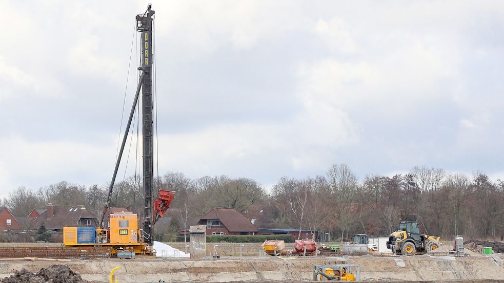 Eine Ramme auf dem Gelände der Zentralklinik-Baustelle in Uthwerdum treibt die Pfähle in den Boden. Foto: Romuald Banik