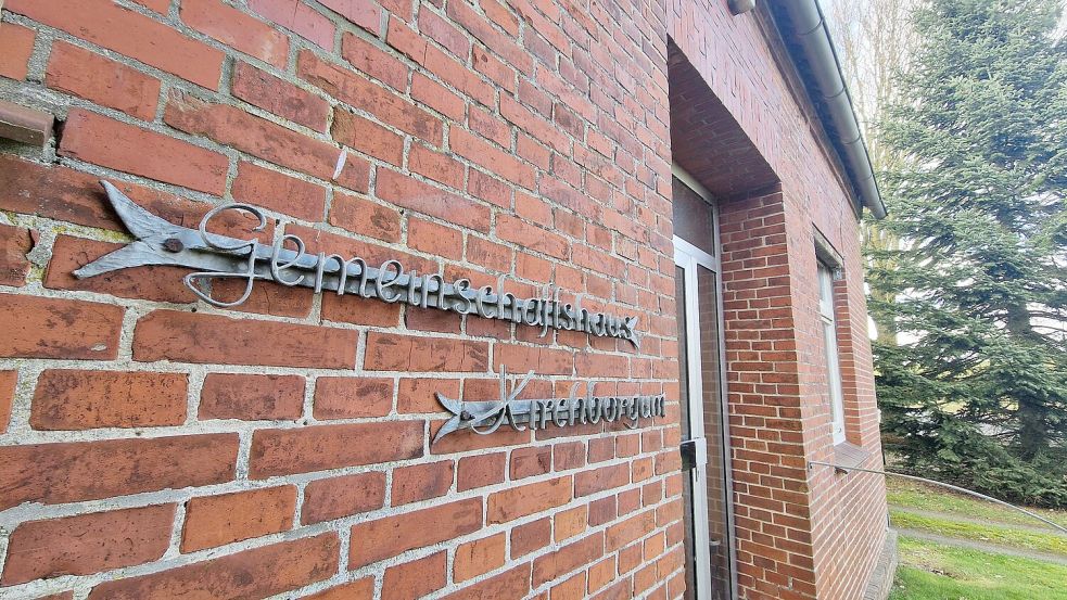 In Kirchborgum ersteht Ersatz für das Gemeinschaftshaus. Das Gebäude wird seit 2018 nicht mehr genutzt, nachdem im Mauerwerk ein tiefrer Riss aufgetreten war. Foto: Gettkowski