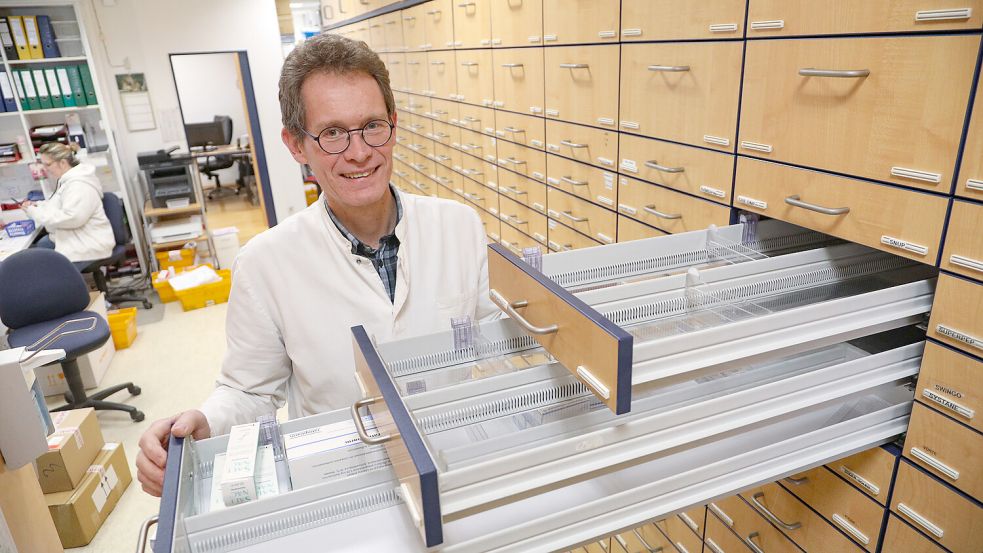 Jörgen van Aken hat in der Hubertus-Apotheke in Aurich die drei Schubladen geöffnet, die normalerweise gut gefüllt mit Salbutamol sein sollten. Foto: Romuald Banik