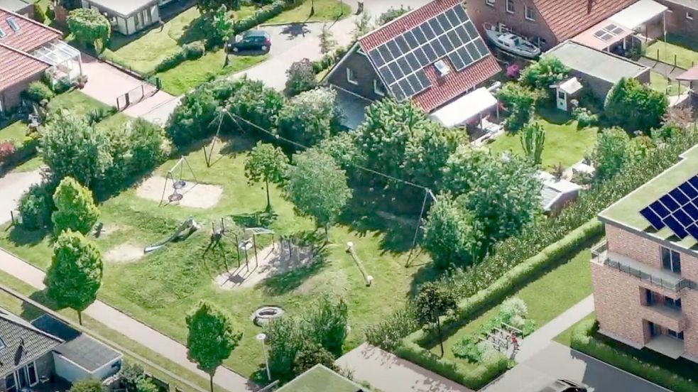 So sieht der Spielplatz Dortmunder Straße bisher aus. Darunter soll ein Regenrückhaltebecken entstehen. Screenshot: NLG