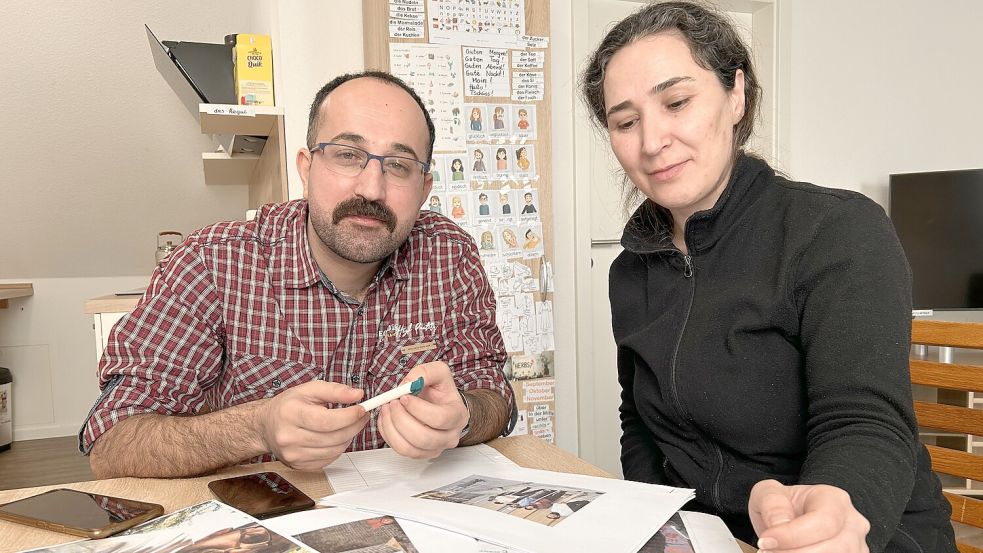 Nihat Kutlu und seine Frau Nevin haben ein neues Zuhause in Uttum gefunden. Von dort aus halten sie weiterhin die Nachrichtenlage in ihrer Heimat im Blick. Foto: Tomé