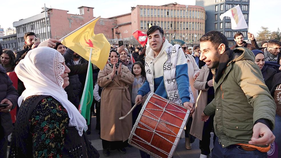 Nach der Ankündigung der PKK, sich auflösen zu wollen, feierten Menschen auf den Straßen. Foto: IMAGO/ZUMA Press Wire/Mehmet Masum Suer