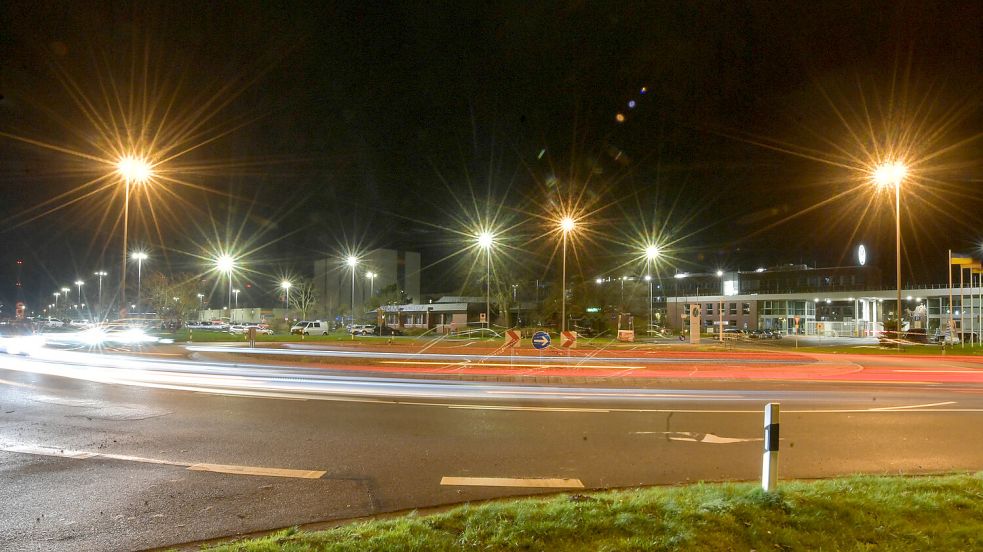 Feierabend bei VW: Dann rollt die Blechlawine vom Haupttor zur Autobahn. Nicht alle halten sich dabei an die Geschwindigkeitsbegrenzung. Foto: Ortgies/Archiv