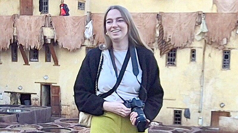 Lena Hamel steht in der Chouara-Gerberei in Fès. Hier werden Tierhäute zu Lederwaren verarbeitet. Nachdem sie in mehreren Steinbecken behandelt wurden, trocknen die Häute auf den Dächern in der Sonne. Fotos: Hamel